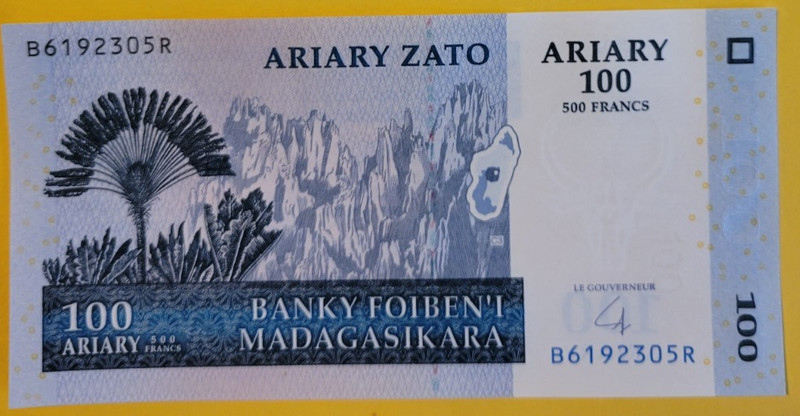 MADAGASGAR 100 ARIARY 2004 UNCIRCULATED BANKNOTE ,  Combined Shipping Given