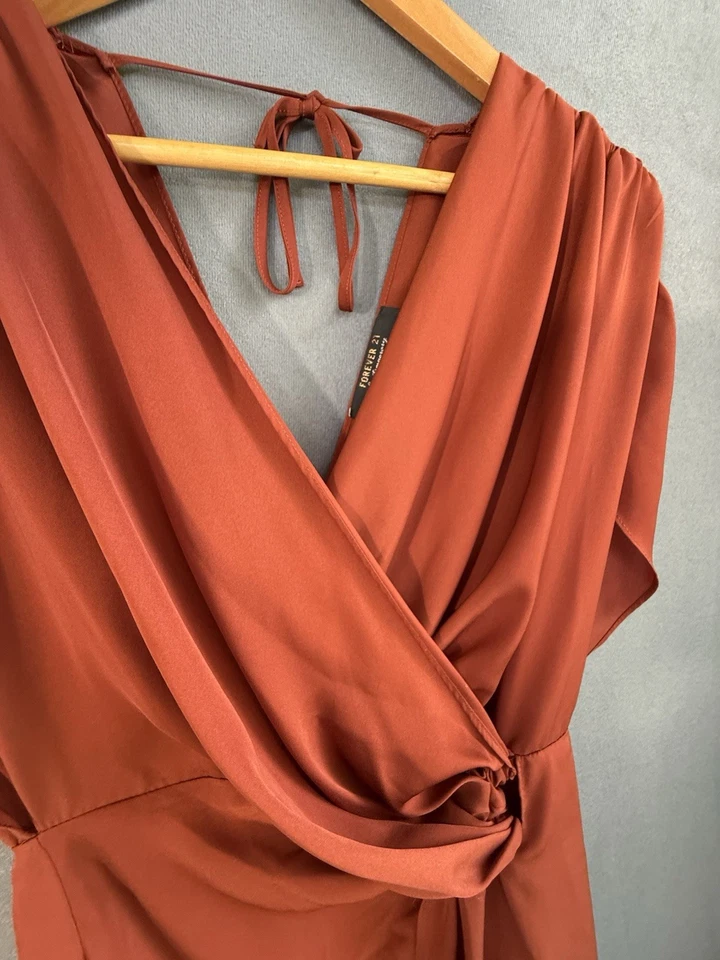 Vestido envolvente drapeado Forever 21 Burnt Sienna con dobladillo asimétrico grande para mujer Foto 2 de 4