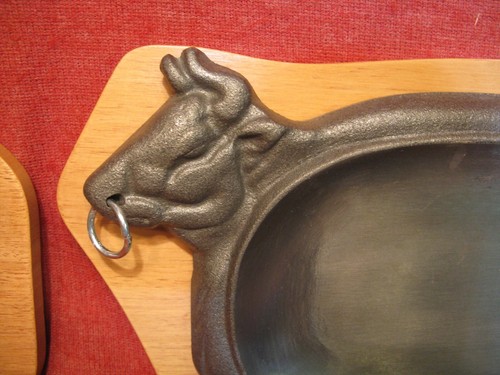 Set of 4 Bull Cast Iron sizzling plate w/ wooden tray 13 X 8 " - Picture 6 of 14