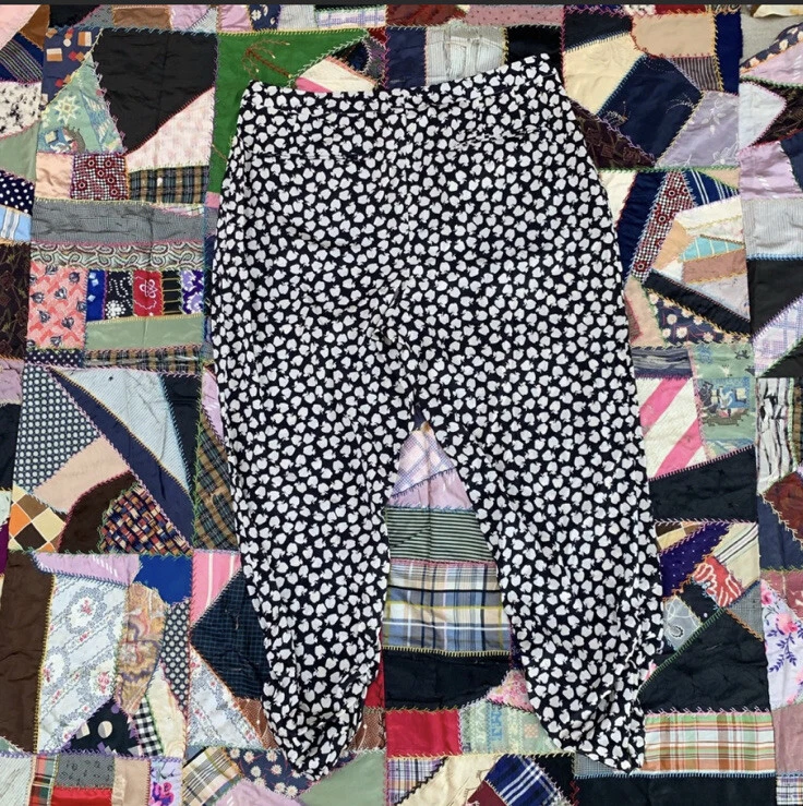 Calça cropped padrão maçã de seda DKNY - Imagem 3 de 4