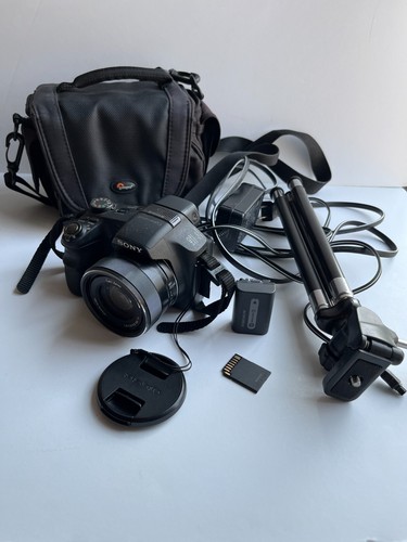 Sony Cyber-shot DSC-HX200V 18.2MP Digital Camera with Bag, Battery, Charger - Picture 2 of 3