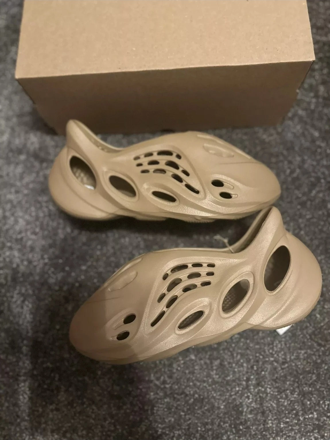 Yeezy Foam Runner Clay Taupe Regno Unito 10