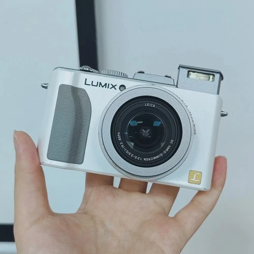 Panasonic LUMIX DMC-LX5 Digital Camera 10.1MP 3.8X Zoom White with Accessories image 4