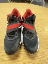 NIKE Kid's Black-Red Grade School Team Hustle Lace-Up D11 Sneakers SZ 4Y