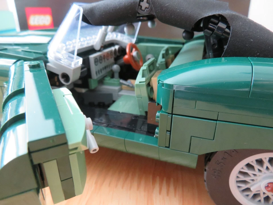 LEGO Icons 11381 Jaguar E-type, photo 3 of 5