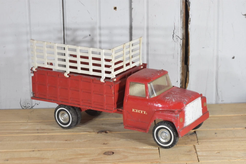 VINTAGE ERTL  INTERNATIONAL HARVESTER IH RED  GRAIN  LIVESTOCK TRUCK - Image 2 of 4