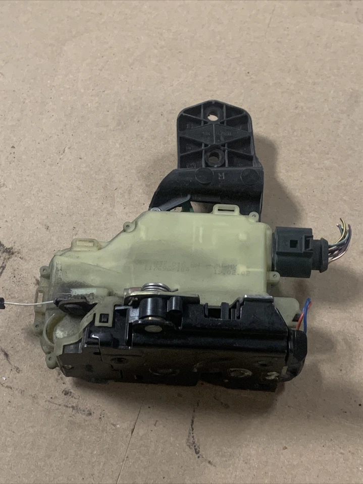 1999-2010 Volkswagen Door Lock Actuator Motor front Right 3B1837016BH - Image 4 of 4