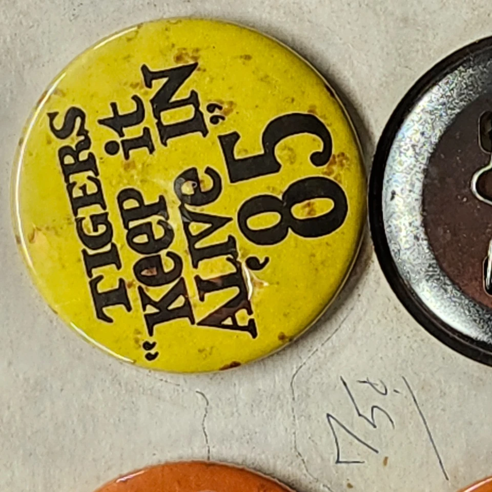 RARE! GENUINE! 1985 DETROIT TIGERS PINBACK BUTTONS ON THE ORIGINAL CARD 10 TOTAL - Image 3 of 4