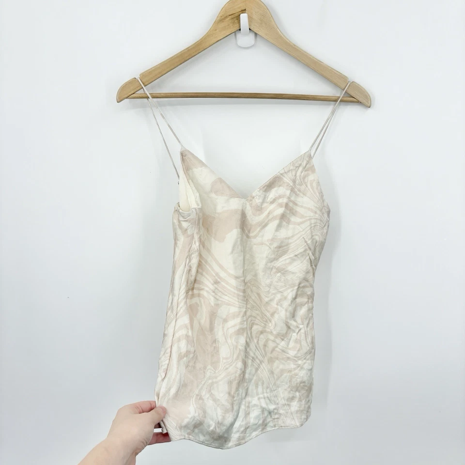 Camiseta sin mangas Cami NYC de seda XSpequeña cápsula de lujo suave niña parisina caprichosa etérea Foto 2 de 4