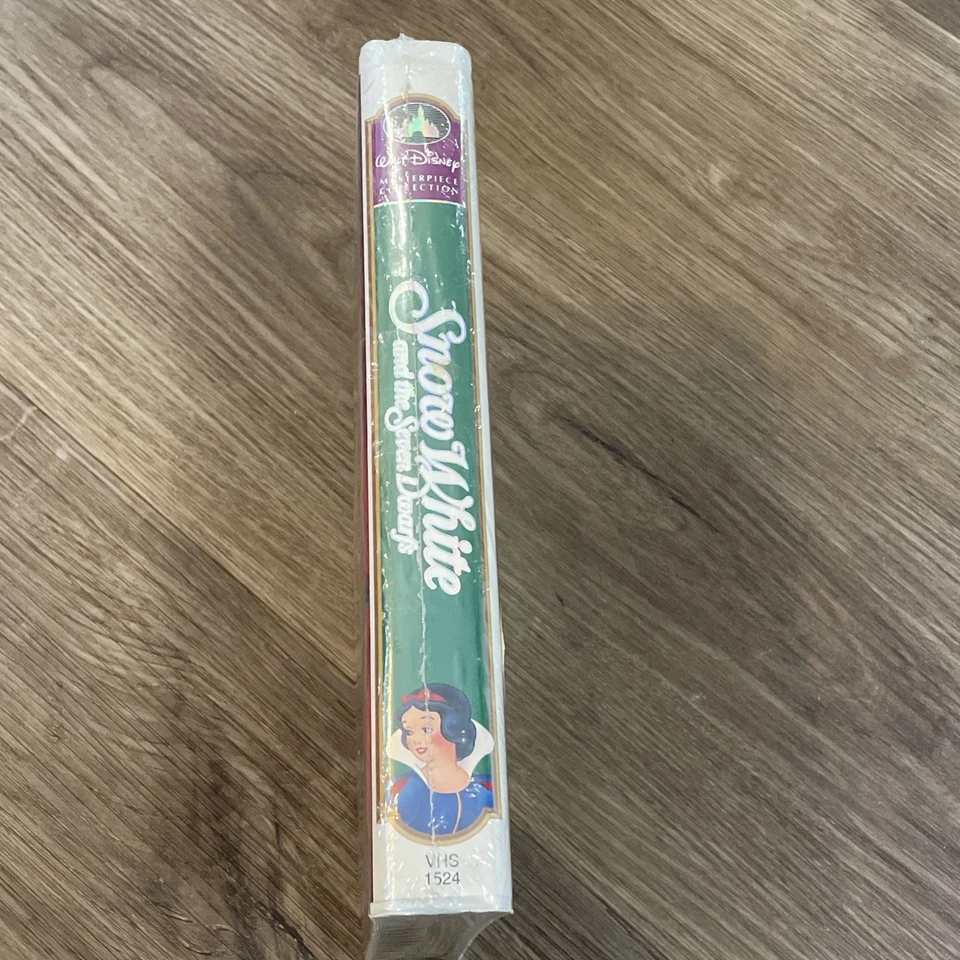RARE Disney's Snow White & the Seven Dwarfs Masterpiece VHS Collector's Edition - Image 3 of 4