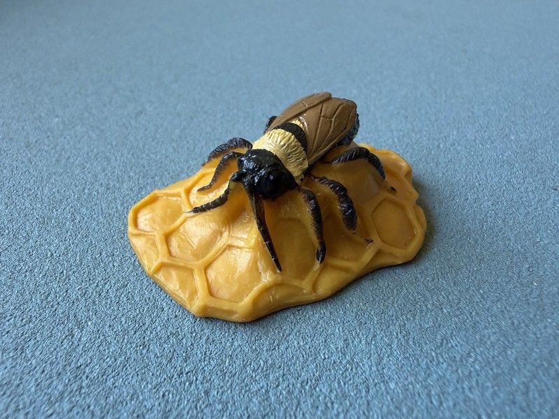 Yowie Rusty Patched Bumble Bee Animals w/ Super Powers Very Rare Insect Figure