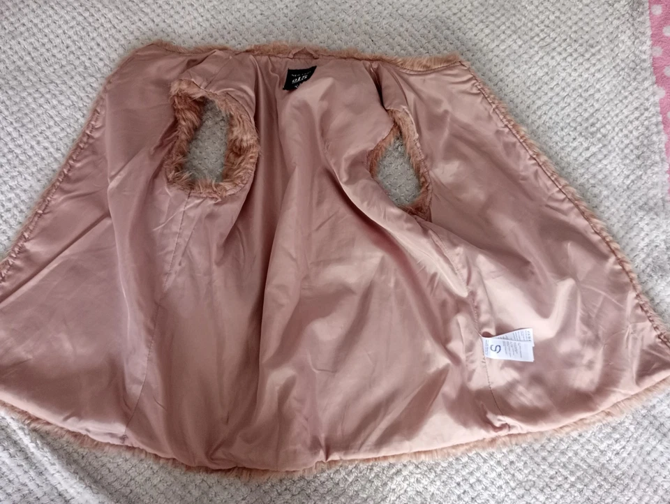 Faux Fur Gilet Age 12-13 Yrs New Look Excellent Condition - Image 4 of 4