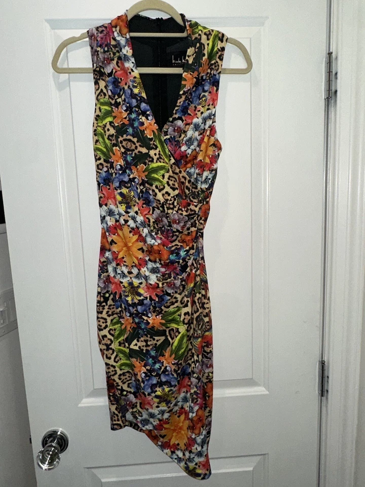 Sexy Vestido Corto Sin Mangas Colección Nicole Miller Cuello en V Floral Animal Espalda P Foto 2 de 4