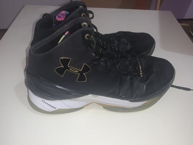 curry shoes black and gold