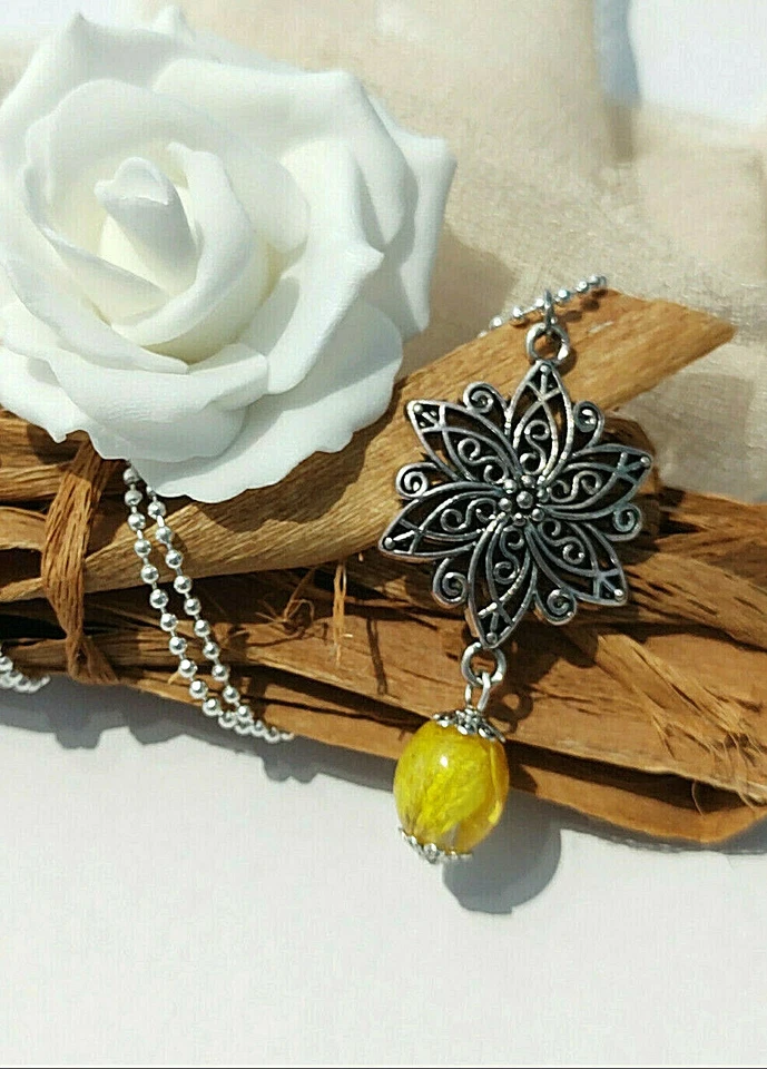 Collana lunga donna bigiotteria ciondolo fatto a mano ciondolo ranuncolo giallo - Immagine 2 di 2