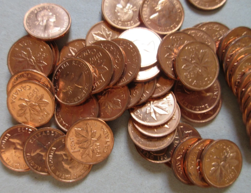 Roll of 1957 Canada Small Cents UNC (50 Penny Coins). 1p 1c (R195-196,198) - Image 2 of 4