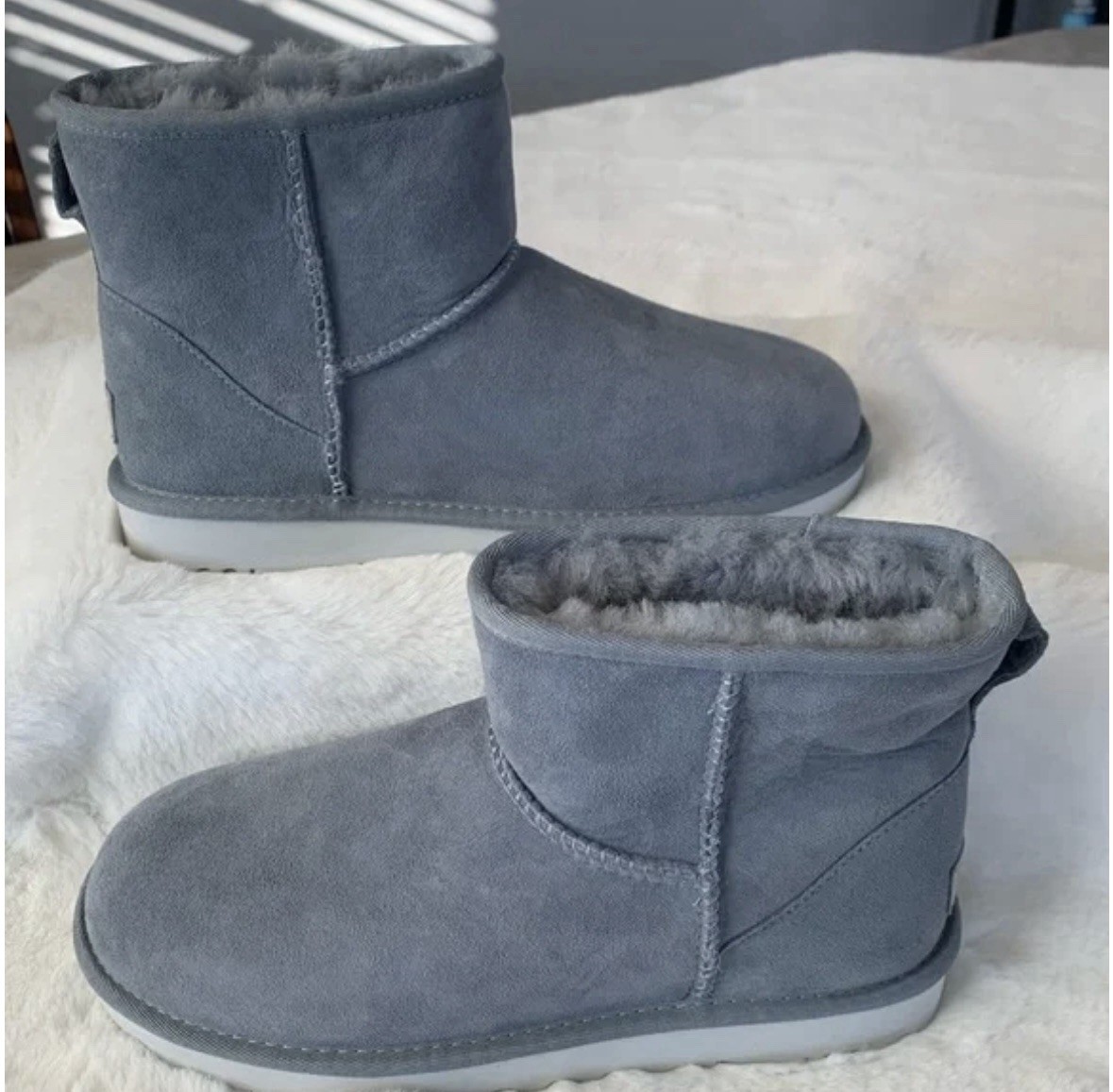 BOTAS DE GAMUZA UGG CLASSIC MINI II ASH FOG - 11