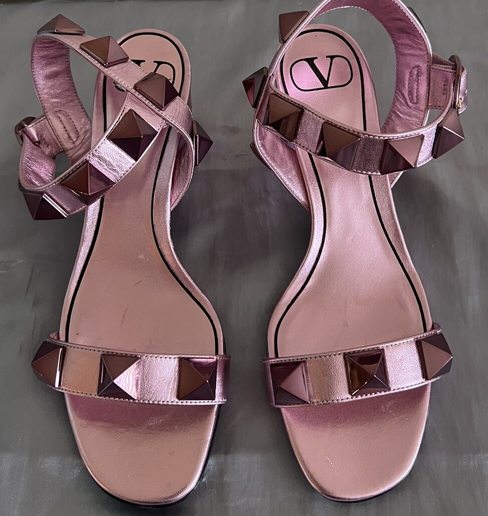 サンダル・ミュール Valentino Garavani Antiqued Pink Leather Rockstud Sandals Valentino Garavani Women's Pink Rockstud Block Heel Slide