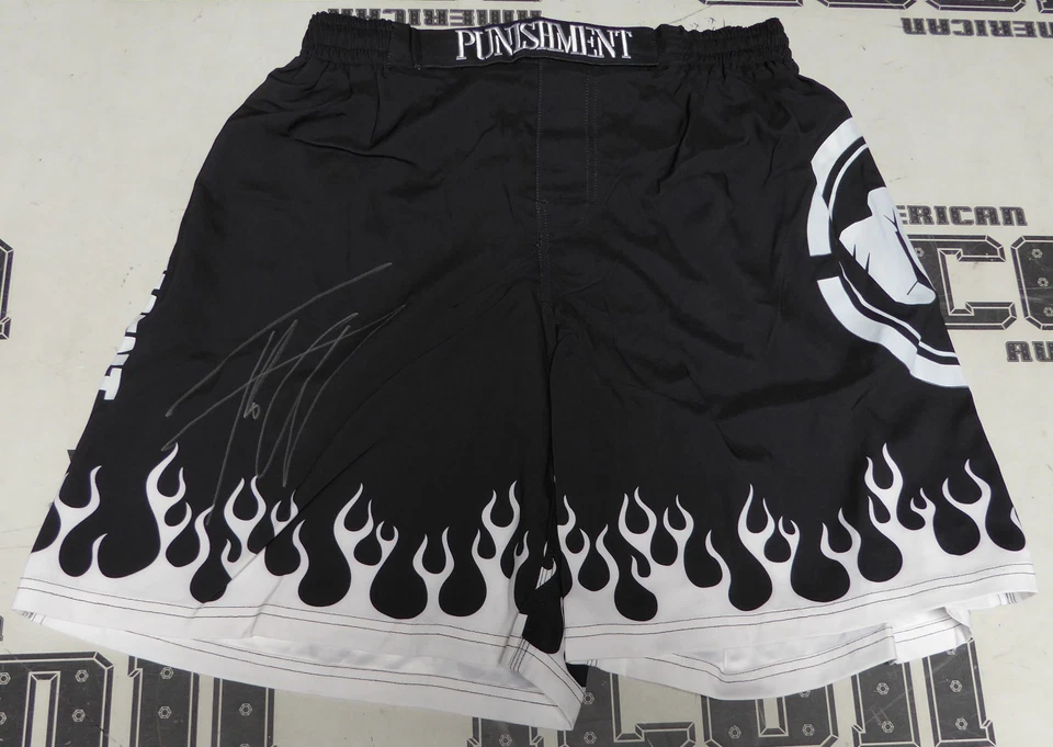 Pantalones cortos de lucha modelo Bellator MMA 131 firmados por Tito Ortiz certificado de autenticidad PSA/DNA UFC 73 Foto 3 de 4