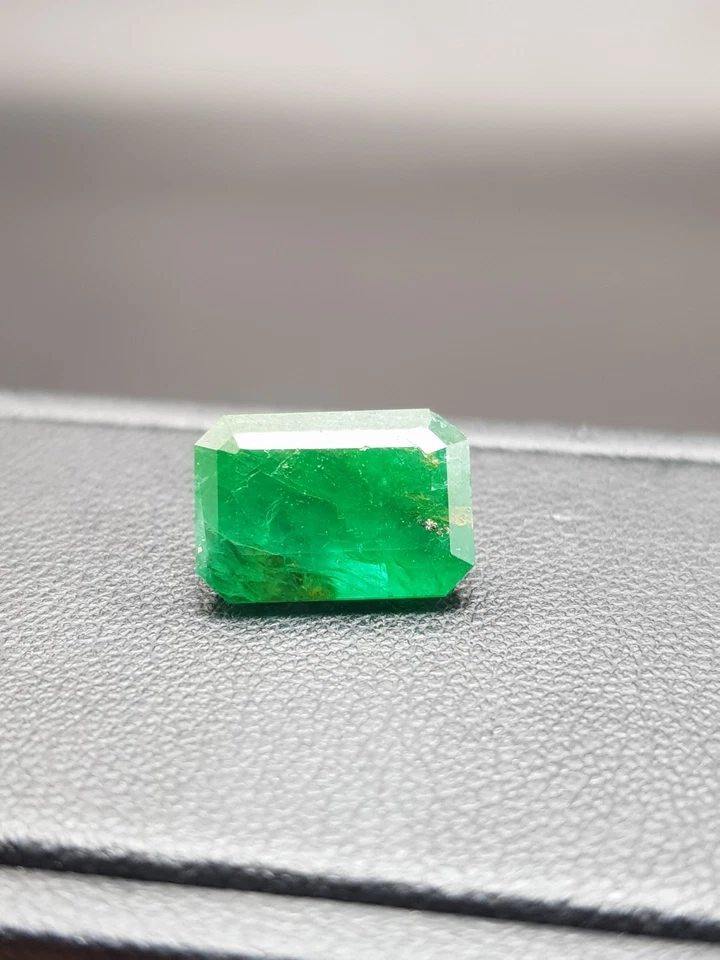 Esmeralda natural 4,45 quilates gema facetada verde vivo de Swat Pakistán Foto 3 de 4