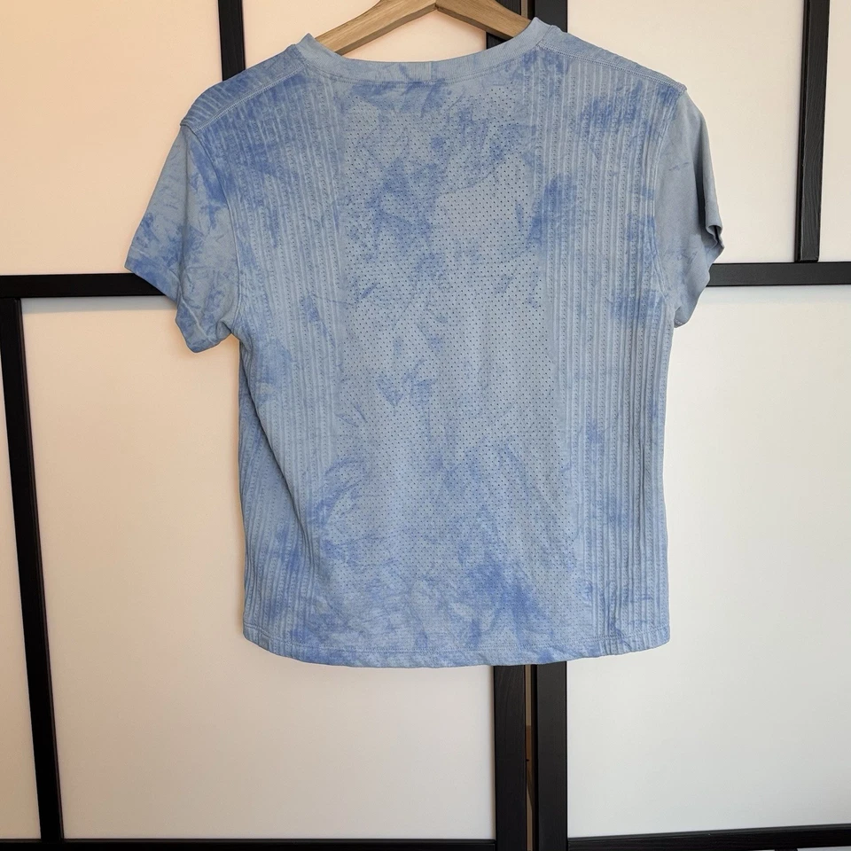 Top Lululemon Para Mujer Pequeño Tren Para Ser Tie Dye Azul Manga Corta Deportivo Preppy Foto 3 de 4