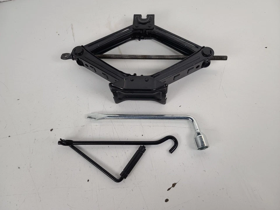 Conjunto de gato y kit de herramientas Ford Fusion 2013-2021 Foto 3 de 3