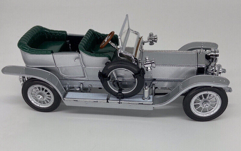 Two boxed 1/24 scale diecast Rolls Royce models to include a Franklin Mint 1907 Silver Ghost (mint c