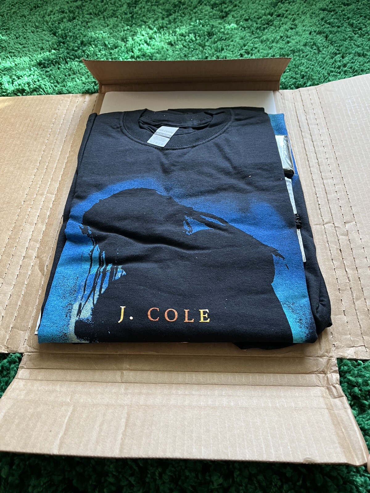 j. Cole Concert Tour Merchandise (la camicia taglia una è grande e l'altra media)