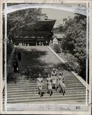 1949 Press Photo Officers of Women Against Crime visit Kamakura Temple in Japan