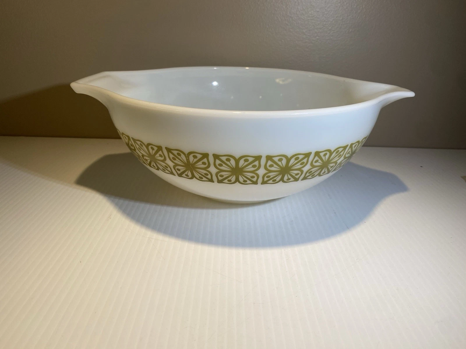 Pyrex 444 4 Quart Cinderella Mixing Bowl Verde “Square Flowers” On Opal