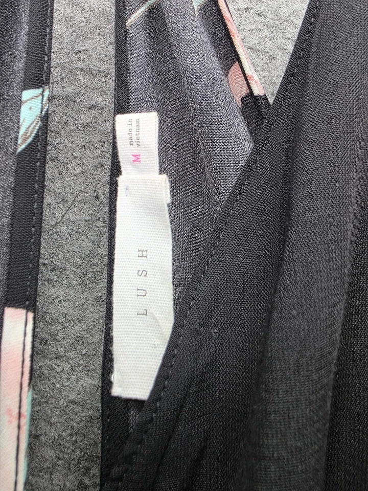 Mono exuberante para mujer mediano negro rosa floral pierna ancha tiras cuello en V lazo trasero Foto 2 de 4