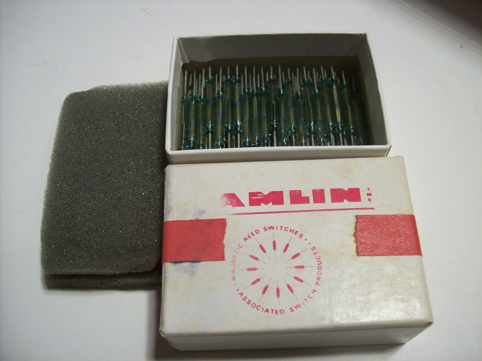 L Reed Switch Lot of 100 LITTELFUSE HAMLIN MAGNETIC REED SWITCHES Radial Leads ...