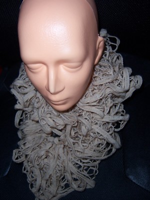 Loop mit Rüschen handgestrickt mit Network 5 beige Schurwolle Polyacryl 