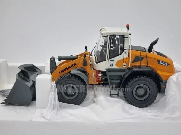 AT3200200 - Chargeur LIEBHERR L546 G8 godet terrassement - AT-Collection - 1/32 - Photo 1/3