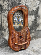 10-string metal harp lyre, in brown rosewood, with a floral design. Includes str