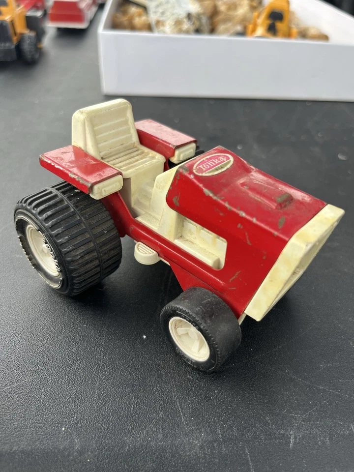 Винтажный красно-белый крошечный фермерский трактор Tonka 1970-е - Изображение 2 из 4
