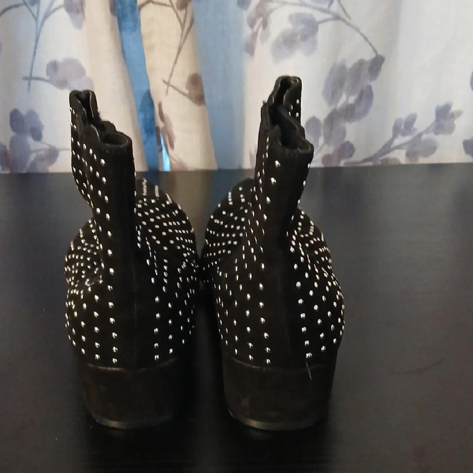 Botines negros elegantes con tachuelas Foto 4 de 4