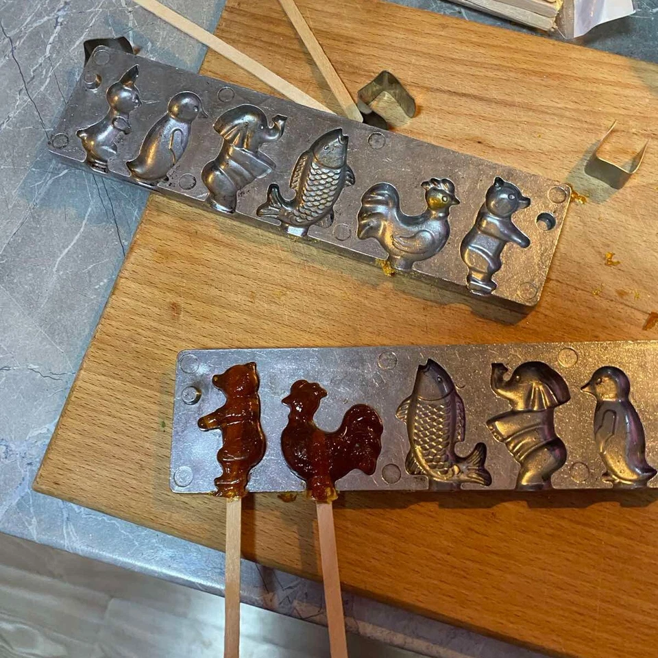 VINTAGE ALUGUSS BONBON LUTSCHER FORM 2 STÜCK FORM HASE, PINGUIN, ELEFANT