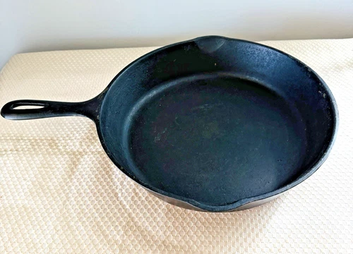 Vintage Wagner Ware  10 1/2 Inch Cast Iron Frying Pan Skillet #8￼ Made In USA￼