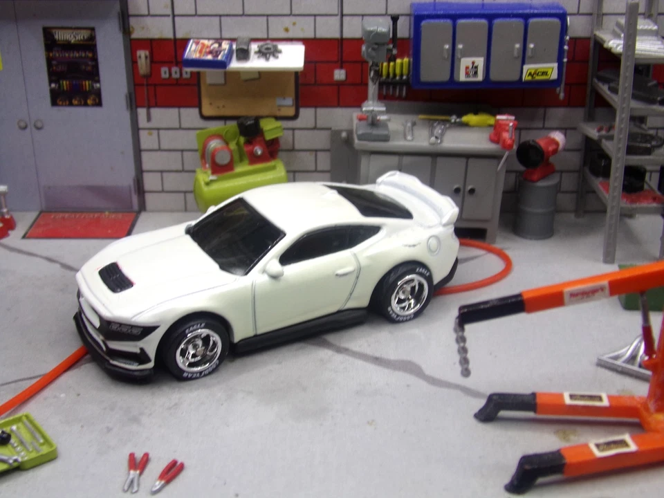 FORD MUSTANG DARKHORSE HOT WHEELS CON PILOTOS REALES Foto 3 de 4