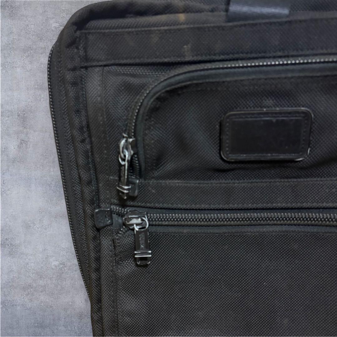 TUMI Compact Large Screen Computer Briefcase 48cm… - image 3