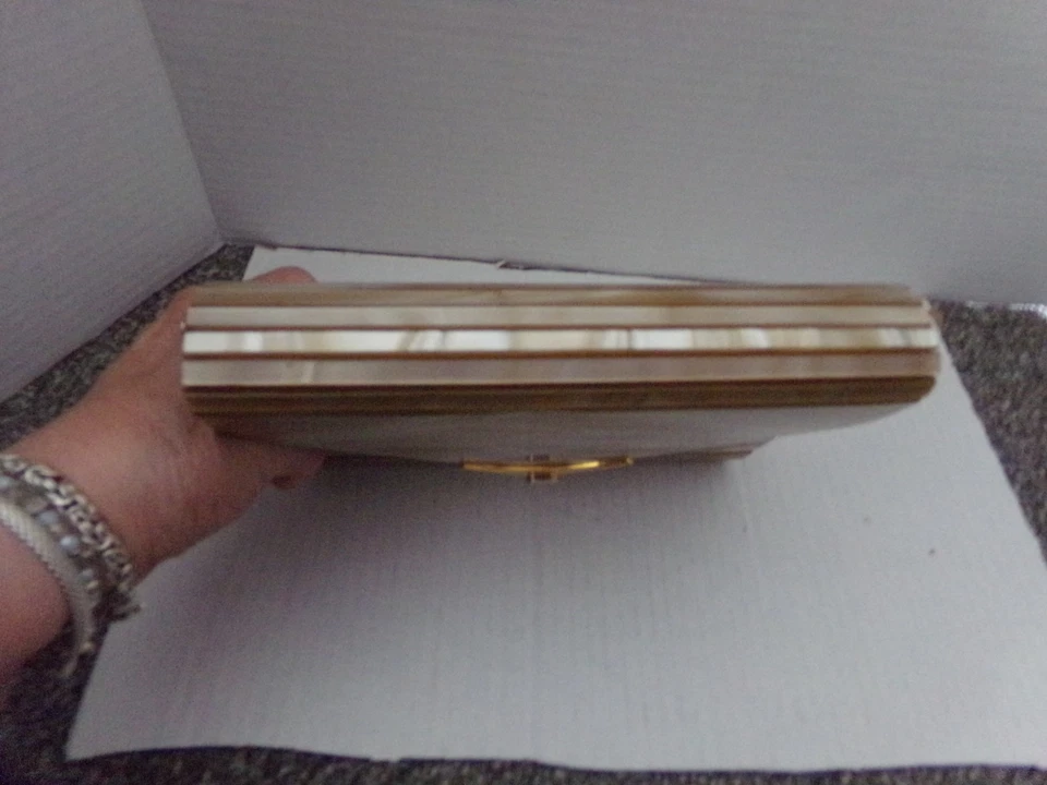 Bolso de Mano Lucite Vintage Años 50 - Mármol Perlado, Herrajes Dorados, Listo para Cadena Foto 2 de 4