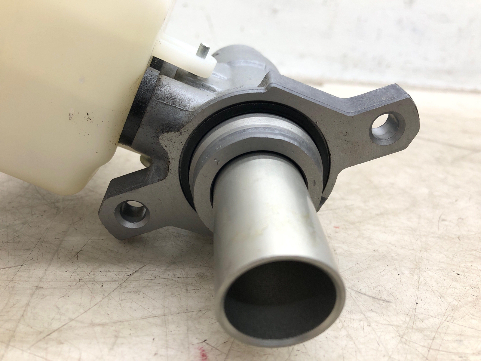 2019-2023 ASTON MARTIN VANTAGE MASTER BRAKE CYLINDER RESERVOIR OEM