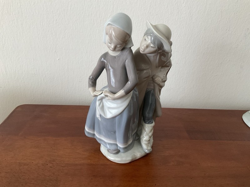 LLADRO RETIRED PORCELAIN FIGURINE # 1188 "LITTLE COUPLE KISSING"- MINT