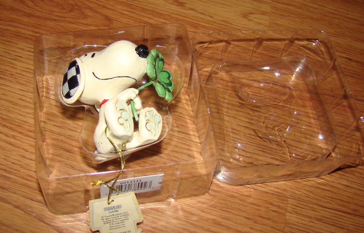 Peanuts by Jim Shore, SNOOPY HOLDING CLOVER (6014341) Miniature