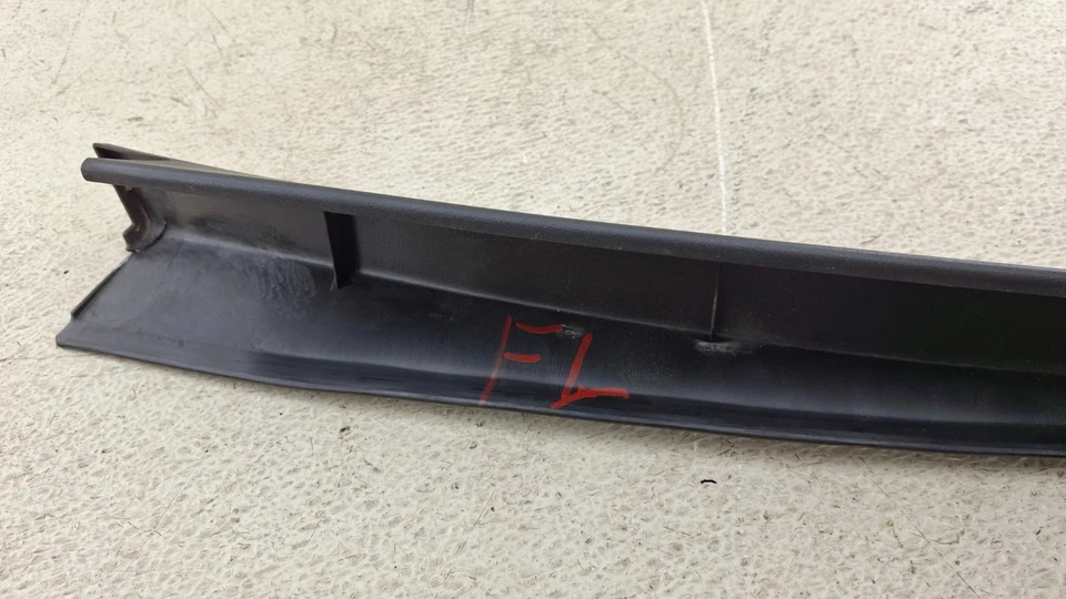 Marco de ventana de puerta delantera izquierda Mercedes-Benz C300 2008-2014 OEM Foto 3 de 4