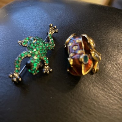 2 Vintage Anstecknadeln - grüne Frosch Strass Brosche Anstecknadel und bernsteinfarbene Froschnadel