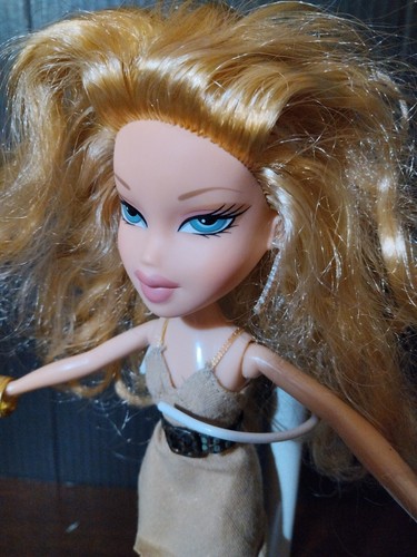 EC Bratz Doll 2001 Magic Make Up Cloe Tan Dress With Brown Belt - Picture 8 of 8