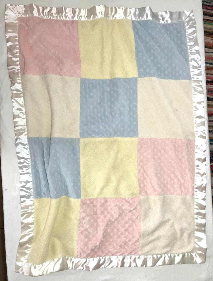 Плюшевое пэчворк детское одеяло унисекс First Impressions сине-розовое желтое атласное - Изображение 2 из 4