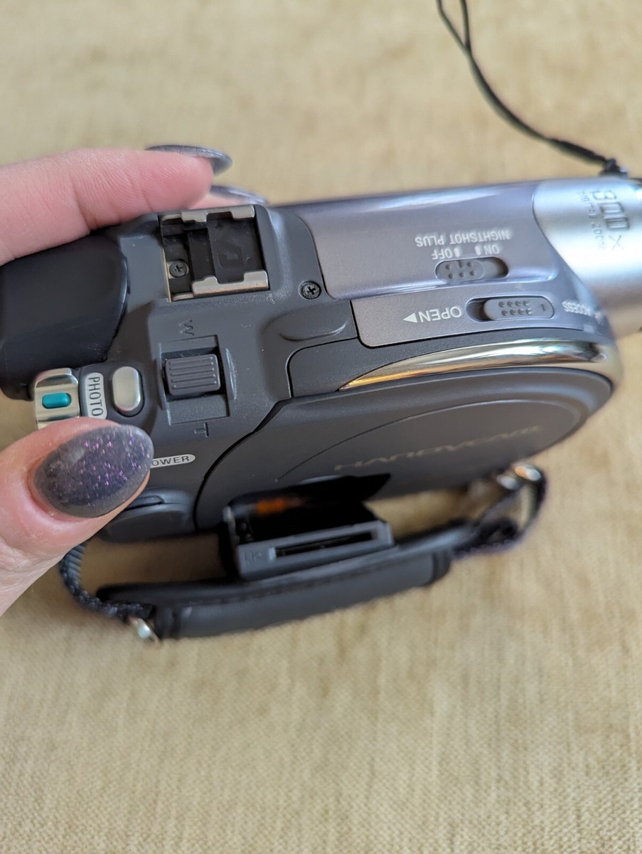 Sony DCR-DVD305 Handycam Camcorder Wide LCD MEGA PIXEL 12x